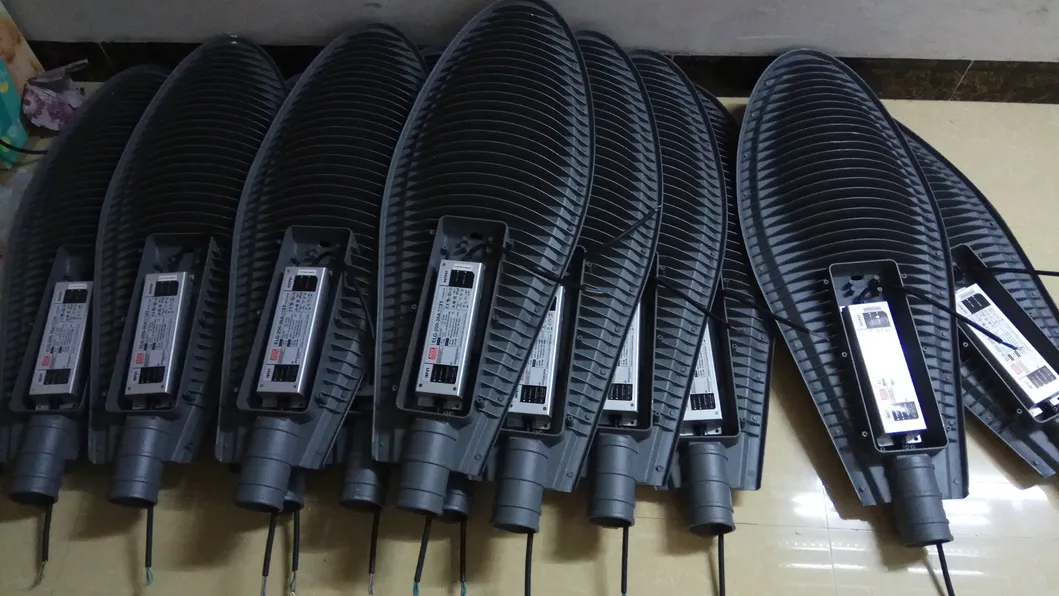 Manufacturer Factory Distributor 600W/500W/400W/300W/200W/150W/100W/50W Solar LED Street Light Outdoor All in One Camera COB SMD Wall Flood Garden Road Light