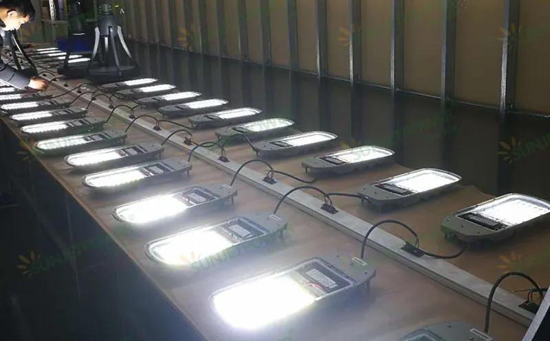 Outdoor Government Project Jinko Panel High Power 70W 165lm/W LED Street Light TUV SGS BV Inspected Factory for Integrated All in One Lampadaire Solaire