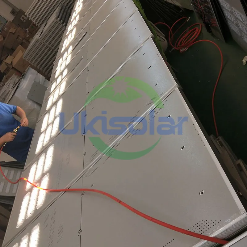 Ukisolar 2021 New Design Remote Control Outdoor Waterproof High Lumen 30W 60W 80W 100W LED Street Light Solar LED Lamp with CE RoHS FCC ISO